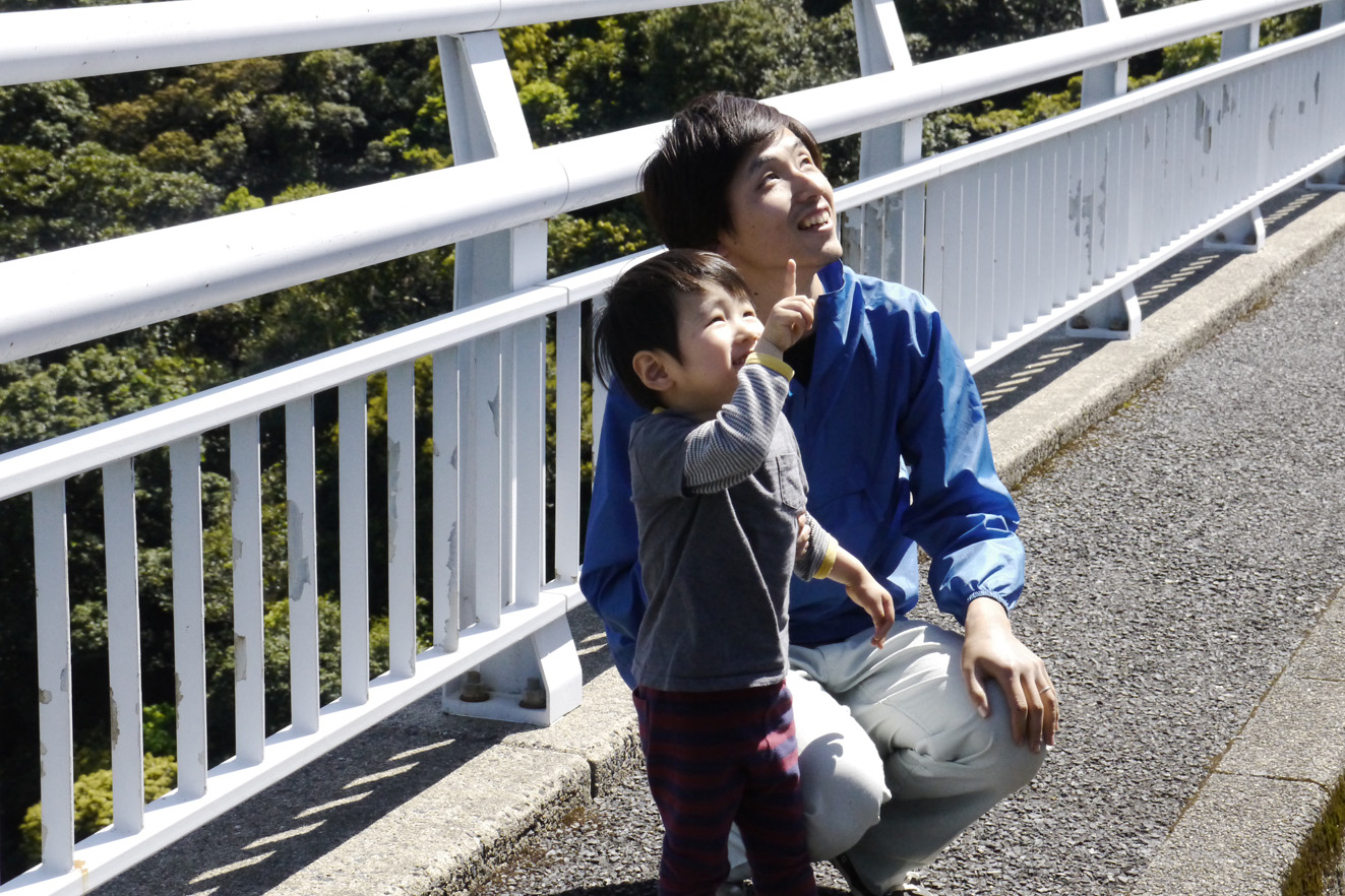 Keita Watanabe avec son fils âgé de 2 ans